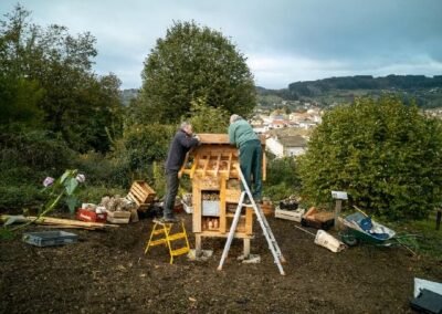 construction de l'hôtel à insectes