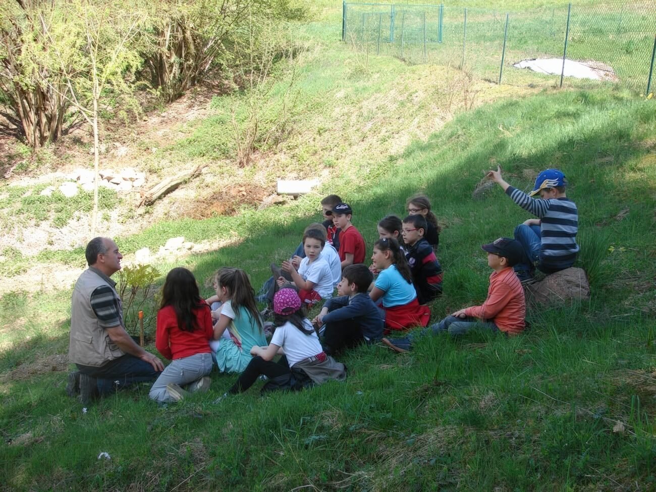 Action pédagogique, Éric explique aux enfants, le but et l'intérêt d'un Sentier Botanique Action pédagogique, Éric explique aux enfants, le but et l'intérêt d'un Sentier Botanique